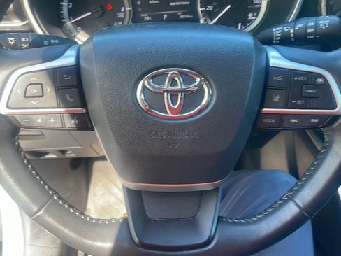 Used 2023 Toyota Highlander XLE image 15