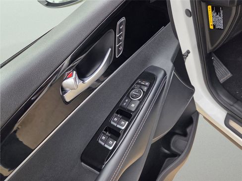 Used 2018 Kia Sorento SX image 12