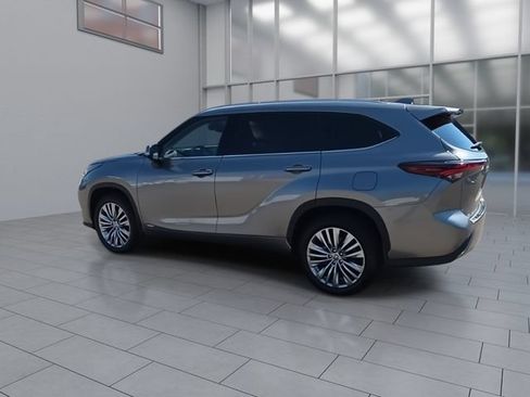 Used 2025 Toyota Highlander Platinum AWD/4WD image 6