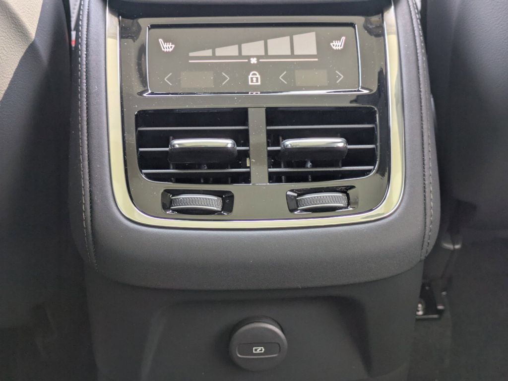 New 2025 Volvo XC90 T8 Core w/ Climate Package AWD/4WD image 16