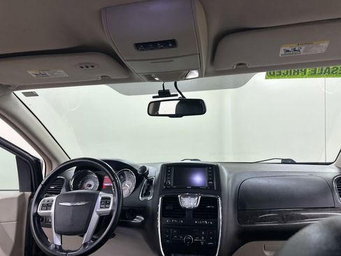 Used 2016 Chrysler Town & Country Touring FWD image 24
