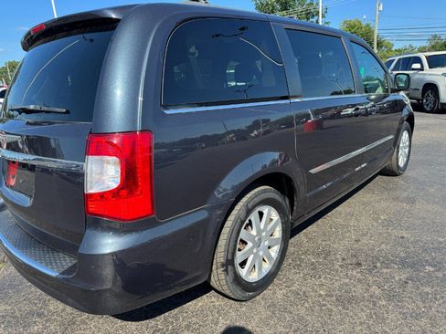 Used 2014 Chrysler Town & Country Touring FWD image 11
