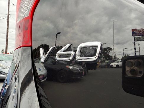 Used 2018 Volvo V60 T5 Cross Country w/ Convenience Package image 4