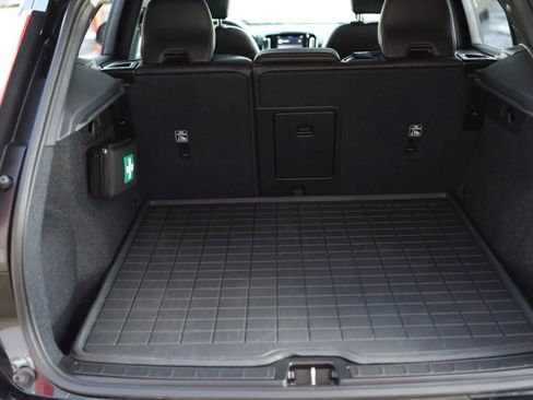 Used 2025 Volvo XC40 B5 Core image 40