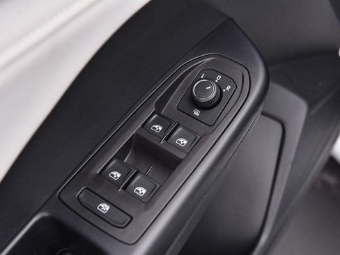 Used 2025 Volkswagen Taos SE w/ Panoramic Sunroof Package AWD/4WD image 8