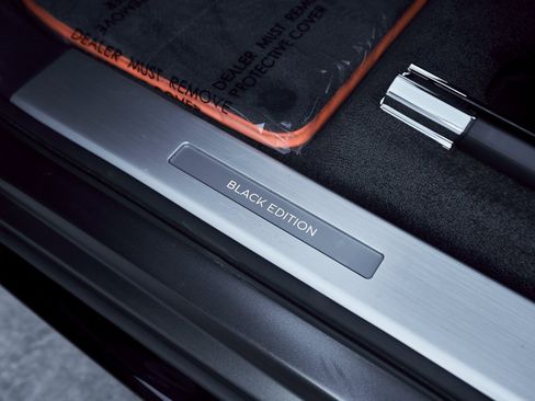 Used 2025 Bentley Bentayga image 36