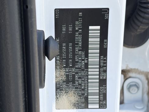 Used 2024 Toyota Corolla Cross XLE w/ Convenience Package image 32