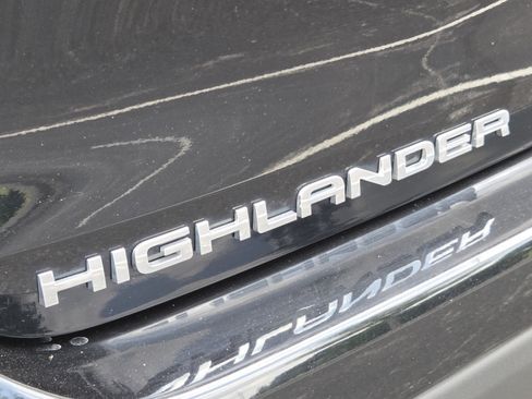Used 2020 Toyota Highlander XLE AWD/4WD image 16