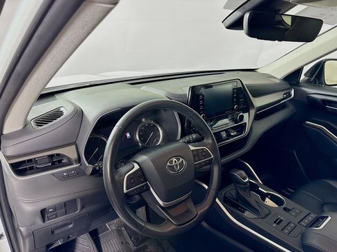 Certified 2022 Toyota Highlander XLE image 9