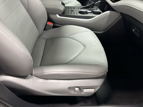 Used 2025 Toyota Highlander XLE image 63