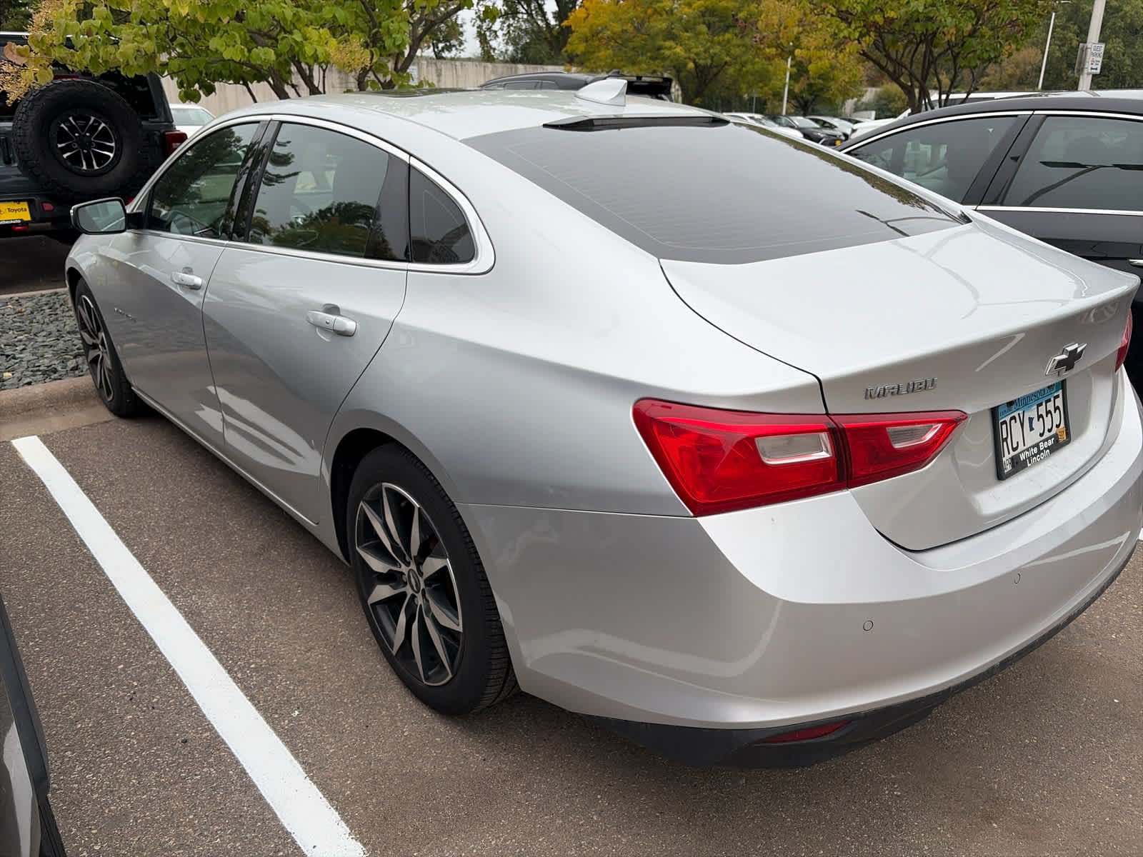 Used 2017 Chevrolet Malibu LT w/ Leather Package FWD image 4