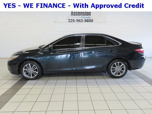 Used 2015 Toyota Camry SE image 3