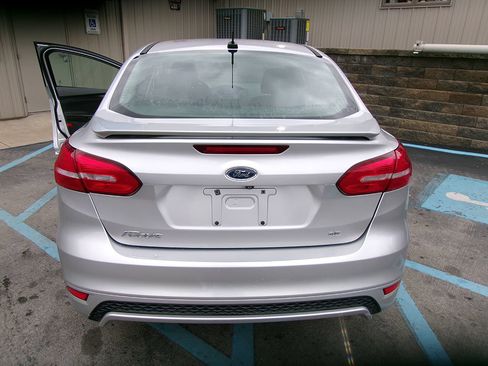 Used 2016 Ford Focus SE w/ SE Sport Package FWD image 4