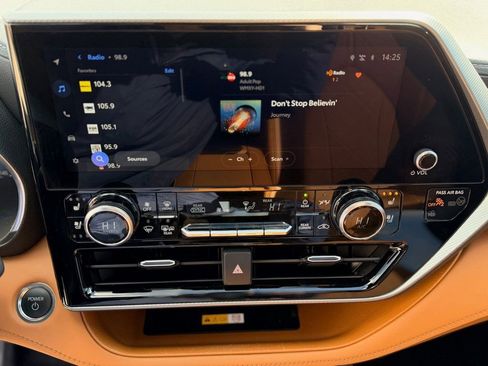 Used 2024 Toyota Highlander Platinum image 16