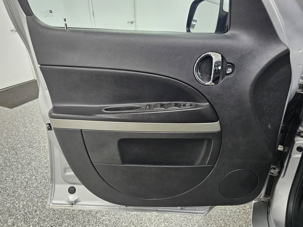 Used 2011 Chevrolet HHR LT FWD image 12
