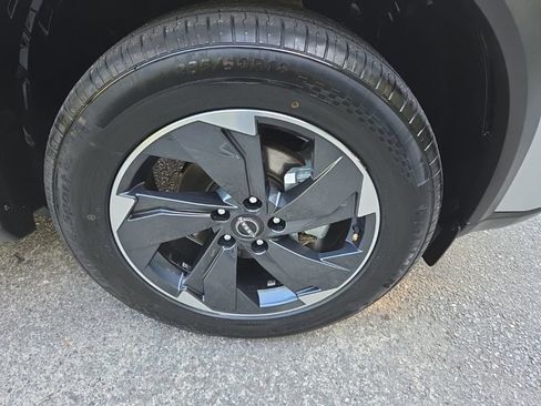 Certified 2025 Nissan Rogue SV FWD image 11