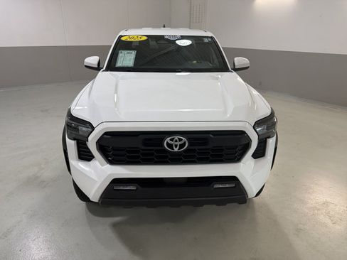 Used 2025 Toyota Tacoma TRD Off-Road AWD/4WD image 3