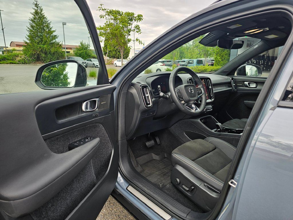 Used 2023 Volvo XC40 Recharge Ultimate AWD/4WD image 16