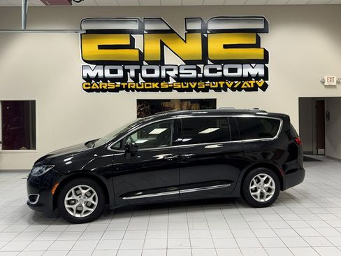 Used 2017 Chrysler Pacifica Touring-L w/ Tire & Wheel Group image 4