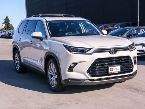 Certified 2024 Toyota Grand Highlander FWD image 3