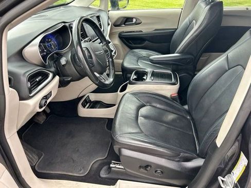 Used 2021 Chrysler Pacifica Touring-L FWD image 11