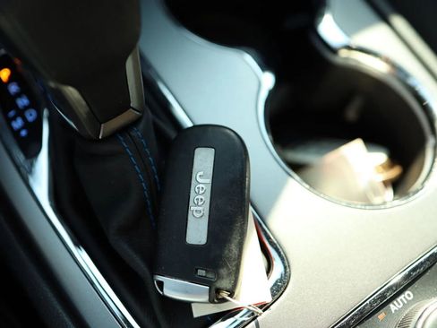 Used 2018 Jeep Grand Cherokee Laredo image 26