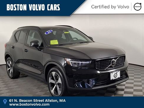 Used 2025 Volvo XC40 B5 Plus AWD/4WD image 1
