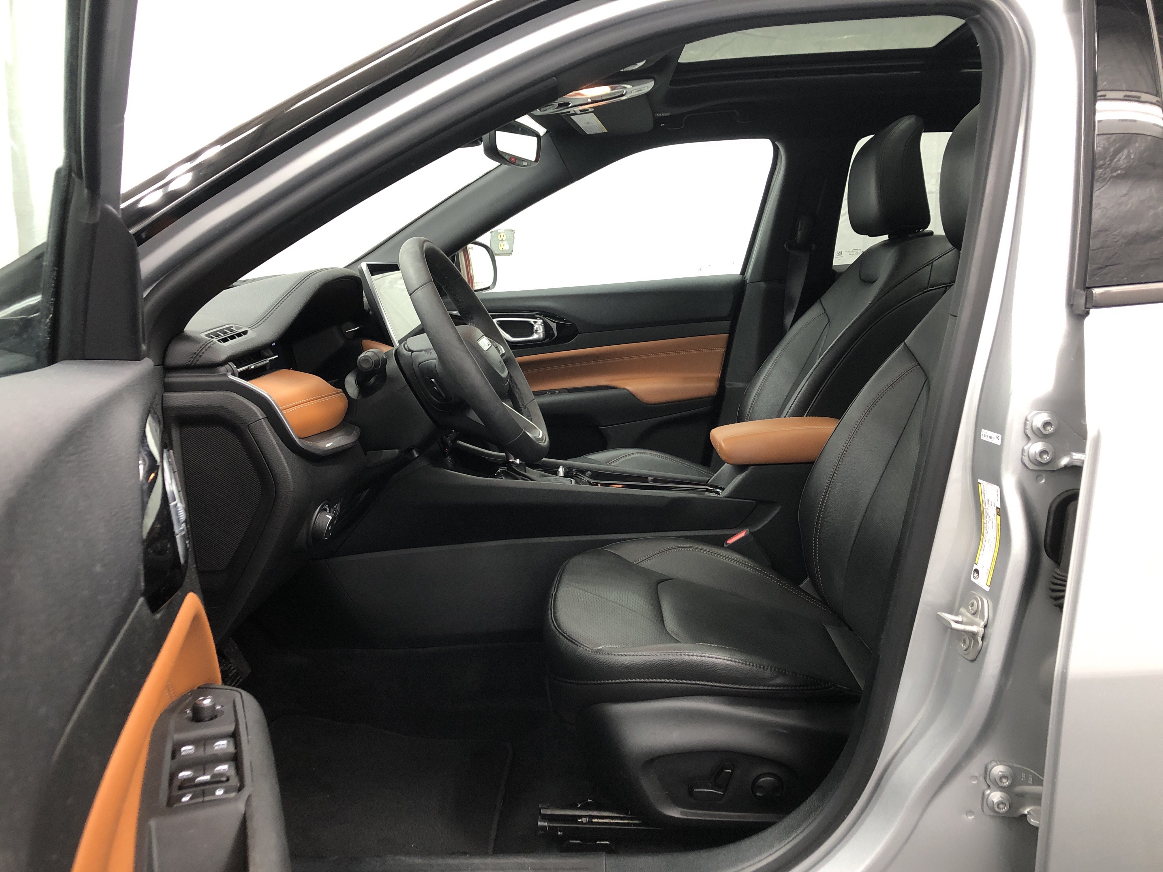 Certified 2024 Jeep Compass Limited w/ Elite Group AWD/4WD image 16