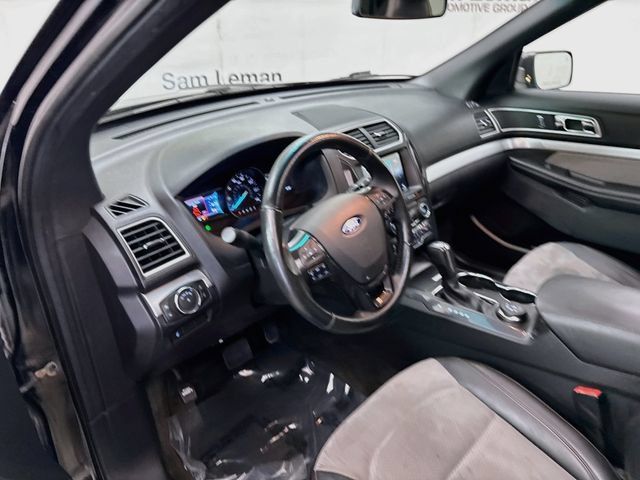 Used 2017 Ford Explorer XLT w/ Equipment Group 202A AWD/4WD image 9