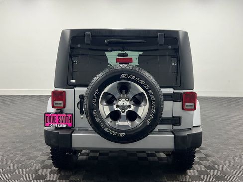 Used 2017 Jeep Wrangler Unlimited Sahara w/ Connectivity Group image 9