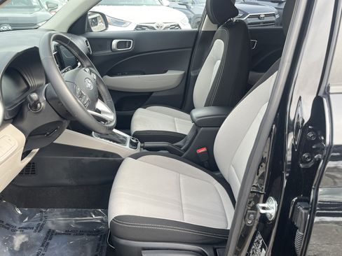 Used 2023 Hyundai Venue SEL image 17