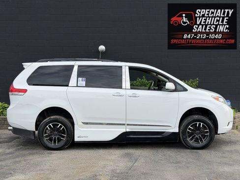 Used 2013 Toyota Sienna XLE w/ Premium Pkg FWD image 9