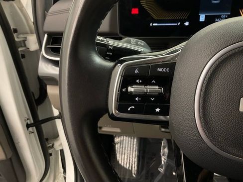 Used 2025 Kia Carnival FWD image 12