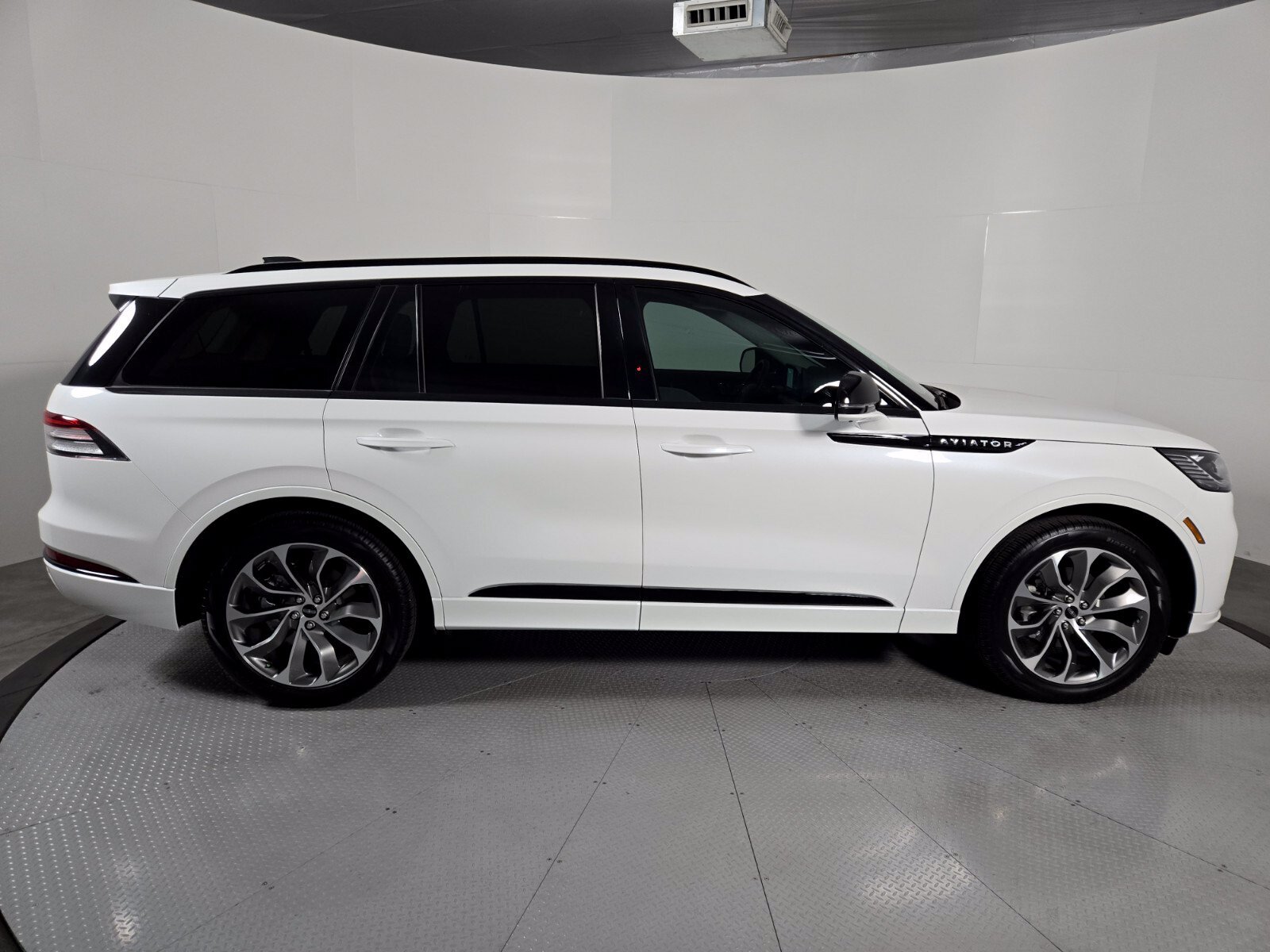 New 2026 Lincoln Aviator AWD w/ Jet Appearance Package image 3