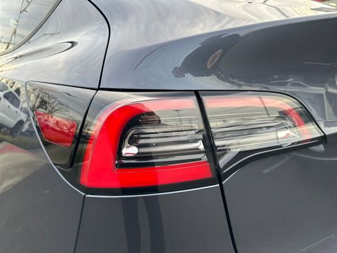 Used 2021 Tesla Model Y Long Range image 10