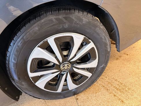 Used 2017 Toyota Prius Prime Premium image 37