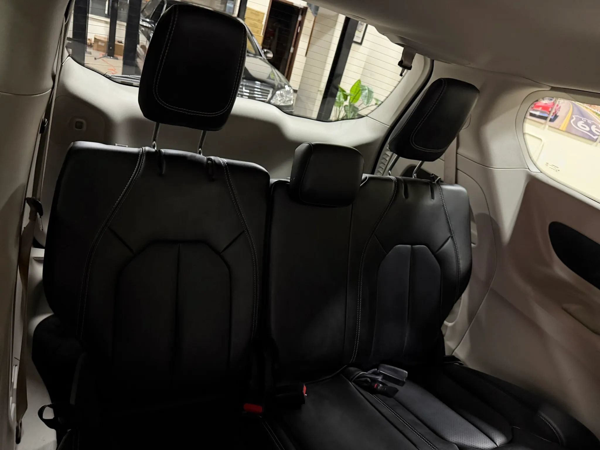 Used 2023 Chrysler Pacifica Touring-L FWD image 33