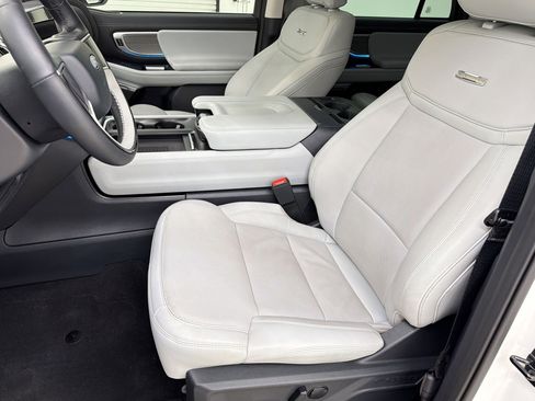 Used 2025 Ford Expedition Platinum w/ Driver's Package AWD/4WD image 5
