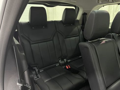 Used 2017 Land Rover Discovery SE image 32