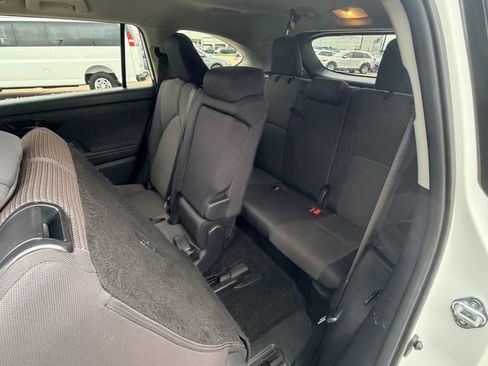 Used 2024 Toyota Highlander LE FWD image 29