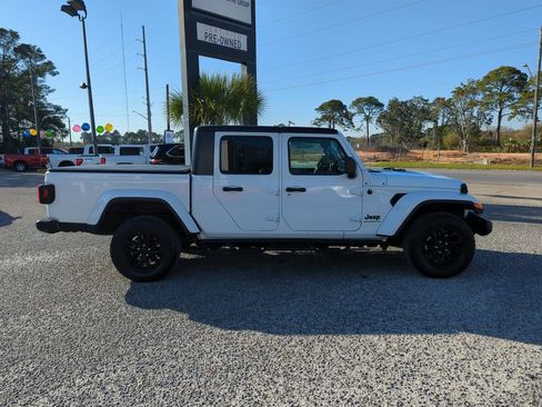 Used 2023 Jeep Gladiator Sport image 8