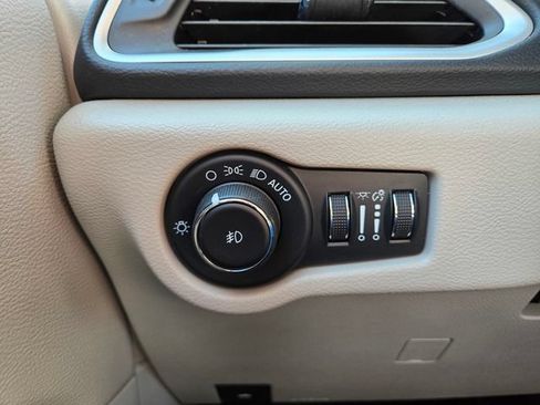 Used 2023 Chrysler Pacifica Touring-L FWD image 22