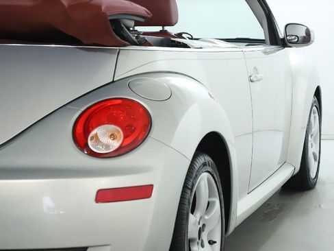 Used 2009 Volkswagen Beetle Blush image 10