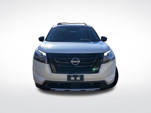 Used 2024 Nissan Pathfinder Platinum image 12