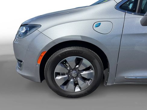 Used 2018 Chrysler Pacifica Limited w/ Advanced Safetytec Group FWD image 9