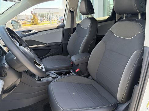 Used 2024 Volkswagen Taos SE image 19