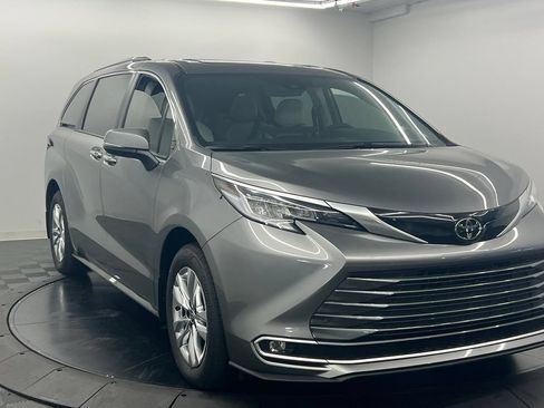 Used 2026 Toyota Sienna Limited FWD image 3