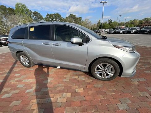 Used 2021 Toyota Sienna Limited image 24