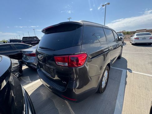 Used 2016 Kia Sedona LX w/ Option Group 020 FWD image 4