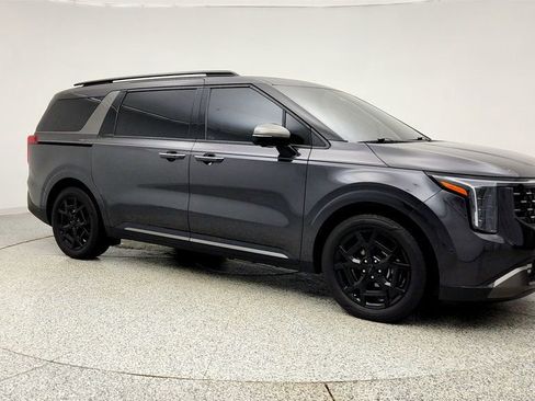 Used 2025 Kia Carnival SX Prestige image 3